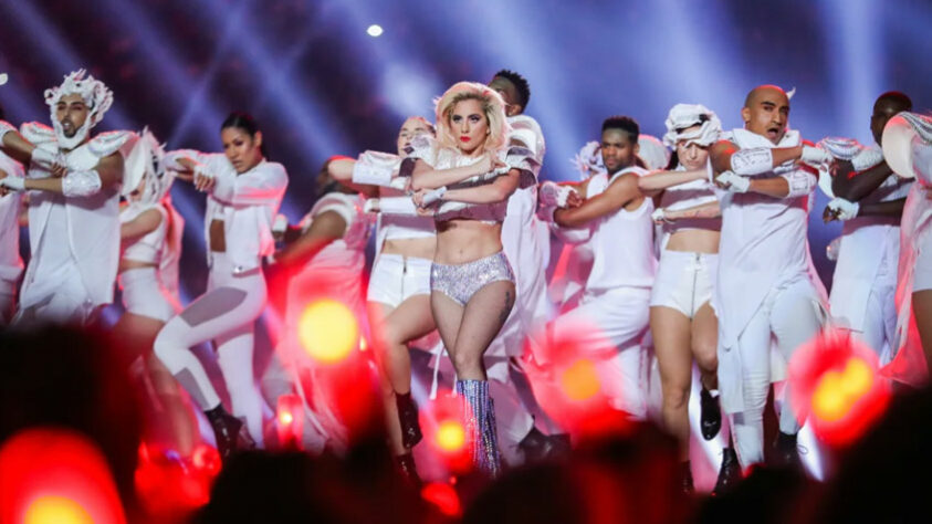 Super Bowl LI (2017) - Lady Gaga: A diva pop que também não poderia ficar de fora: Lady Gaga já havia chamado atenção com uma performance memorável do hino nacional no ano anterior, e não decepcionou apesar das altíssimas expectativas. A belíssima apresentação da cantora coroou o mais emocionante Super Bowl da história.