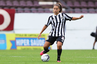 A meia Laura Valverde assinou seu primeiro contrato profissional com o Santos pra 2021.