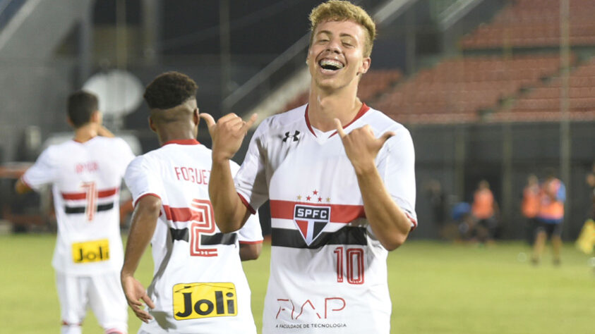 Vestindo a camisa do São Paulo, o jogador disputou 53 partidas e fez 2 gols.