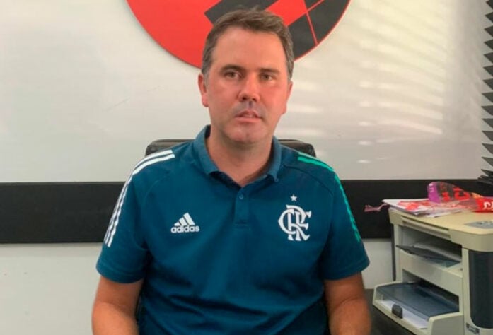 FECHADO - O Flamengo tem um novo gerente geral do futebol de base. Após a saída de Eduardo Freeland, que assumiu o futebol profissional do Botafogo há dez dias, a diretoria rubro-negra escolheu o profissional Luiz Carlos para exercer interinamente a função.