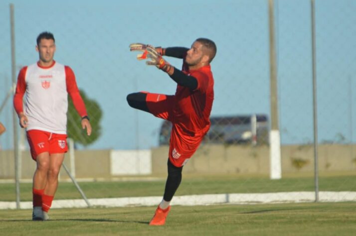 FECHADO - A meta do CRB deve continuar sendo defendida, na maioria das partidas que a equipe terá na temporada de 2021, pelo nome que o torcedor do Regatiano se acostumou a ver ocupando esse posto nos últimos dois anos: Edson Mardden.