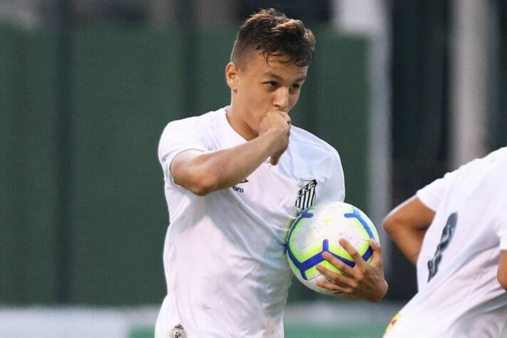 FECHADO - O Santos anunciou nesta sexta-feira o empréstimo de uma de suas jovens promessas. O meia-atacante Matheus Moraes irá defender o Maringá FC no Campeonato Paranaense. O garoto, de apenas 20 anos, ficará cedido até o final da competição.