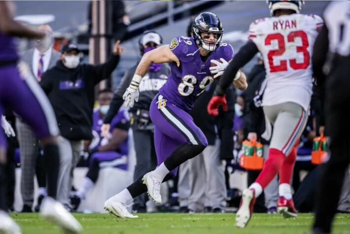 4. Mark Andrews (Baltimore Ravens): Em três anos na NFL, Andrews conseguiu derrubar a concorrência de Hayden Hurst (trocado para Atlanta em 2020) dentro de sua própria equipe. Em 2019, liderou a NFL em touchdowns de recepção entre tight ends, o que o levou a seu primeiro Pro Bowl. No ano passado, se manteve no Top 5 da posição em jardas. É a principal arma do ataque dos Ravens além de Lamar Jackson.