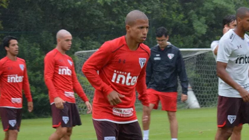 O atleta fez somente uma partida pelo São Paulo, na qual jogou apenas 23 minutos e não balançou a rede.
