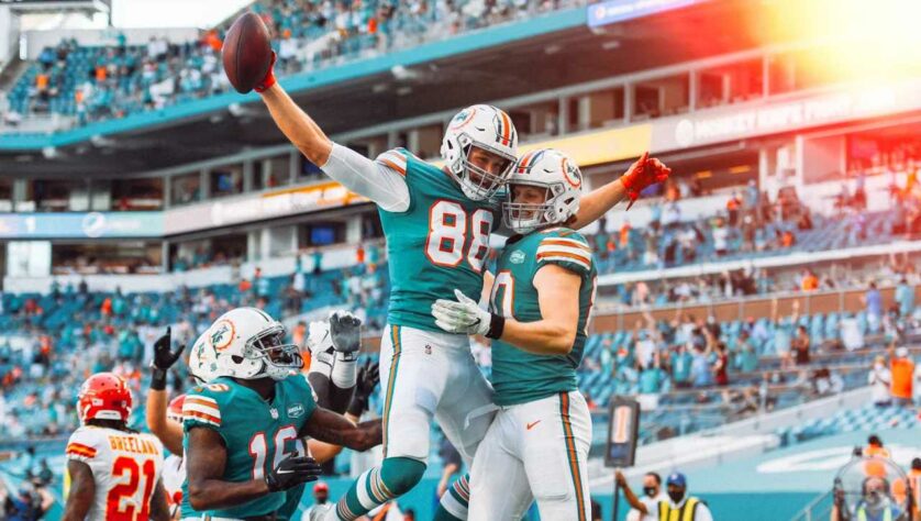 8. Mike Gesicki (Miami Dolphins): Com 703 jardas de recepção, Gesicki foi o quarto da NFL em 2020 entre seus colegas de posição. O tight end dos Dolphins foi uma das armas ofensivas mais cruciais da equipe na temporada, e sua produção foi suficiente para chegar ao Top 10, coroando o reconhecimento que ganhou no ano passado.