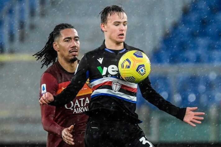 ESQUENTOU - O Tottenham entrou na briga com a Juventus pela contratação de Mikkel Damsgaard, meio-campista da Sampdoria, segundo o “Tuttosport”. O atleta de 20 anos, que está em sua primeira temporada no futebol italiano, é uma das prioridades da lista de reforços do técnico José Mourinho para a janela de transferências de verão.