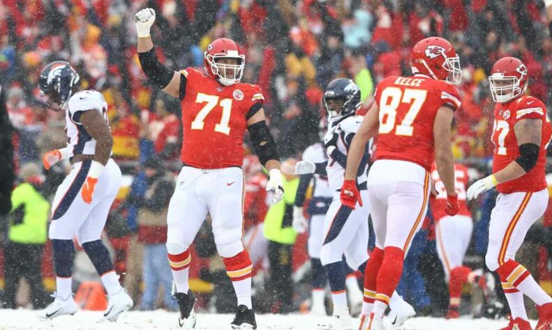 2. Mitchell Schwartz (Kansas City Chiefs): Em mais um caso de right tackle ignorado na votação do Pro Bowl, mas reconhecido pela imprensa, Schwartz foi 4x All-Pro entre 2016 e 2019. Sua lesão no ano passado fez muita falta para os Chiefs e para Patrick Mahomes (quem assistiu o Super Bowl LV sabe bem), mas, aos 31 anos, ele tem tudo para jogar por um bom tempo. Foi eleito pelo PFF o segundo melhor de sua posição na década passada.