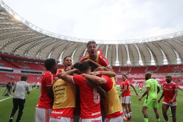 O Internacional, por sua vez, será campeão brasileiro caso vença o jogo de domingo, no Maracanã. Um empate não muda a situação da tabela e deixa o Inter na frente para decidir o título contra o Corinthians no Beira-Rio. 