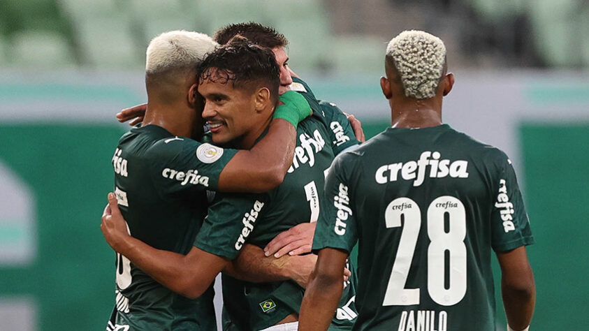 Na vitória do Palmeiras por 3 a 0 sobre o Fortaleza, no Allianz Parque, o grande destaque foi Gustavo Scarpa. O meio-campista fez um belo gol de falta e participou decisivamente do segundo da equipe, ainda na primeira etapa (por Nosso Palestra)