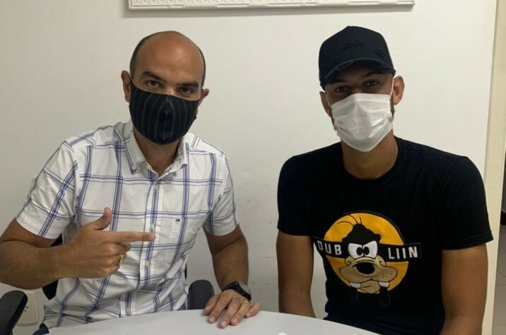 FECHADO - O Santos acertou a compra definitiva do zagueiro Robson Reis, que já estava no clube desde 2019, mas por empréstimo junto ao Vocem. O jovem, de 20 anos, já tem trabalhado com o elenco principal. O Peixe assinou um vínculo de três anos com o defensor.