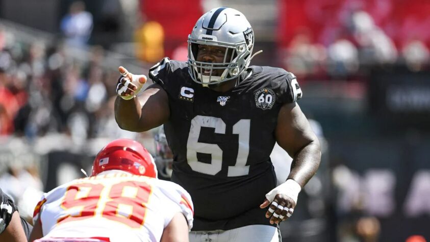 3. Rodney Hudson (Las Vegas Raiders): A consistência é a chave para Hudson, que, em 2020, completou nove temporadas consecutivas com nota acima de 70 no PFF. Excelente na proteção de passe, o center de Vegas cedeu no ano passado apenas seu terceiro sack desde que chegou aos Raiders em 2015.