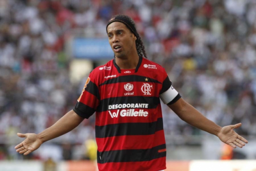 2011 - No ano em que Ronaldinho chegou ao clube, a camisa tinha listras finas e a parte superior em predomínio vermelho.