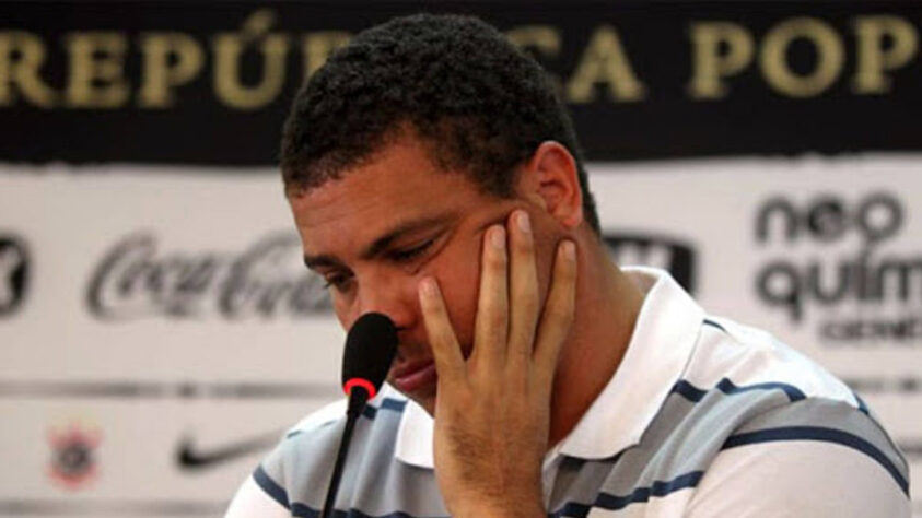 Com uma carreira cheia de lesões e muito tempo no DM, Ronaldo se viu esgotado fisicamente e anunciou a sua aposentadoria do futebol no dia 14 de fevereiro de 2011.