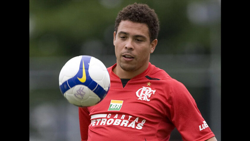 Ronaldo Fenômeno - Flamengo 2008 (o craque chegou a treinar alguns meses com o elenco rubro-negro, mas acabou se acertando com o Corinthians após falta de interesse da diretoria do clube carioca em sua contratação)