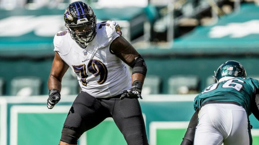 4. Ronnie Stanley (Baltimore Ravens): Em 2019, o jovem left tackle dos Ravens foi eleito First-team All Pro e Pro Bowler pela primeira vez na carreira. Em outubro de 2020, Stanley assinou uma extensão de contrato que fez dele o OL mais bem-pago da história da NFL, mas dois dias depois sofreu uma lesão que encerrou sua temporada. À medida que se reabilita, ele tem tudo para se tornar o melhor da liga em sua posição.