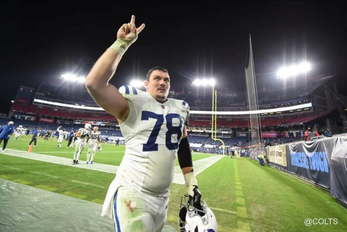 7. Ryan Kelly (Indianapolis Colts): O center dos Colts vem sendo bem consistente em sua carreira de cinco anos na franquia. Escolha de primeira rodada em 2016, Kelly lidera uma excelente unidade de proteção de passe em Indianapolis. Em 2020, com nota de 69,4 no PFF, Kelly cometeu apenas uma falta em toda a temporada.