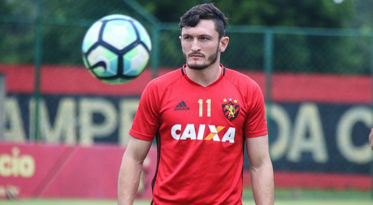 Sander Sport, 32 anos (Lateral esquerdo) - Sport / Outro lateral com bom rendimento defensivo. Foi o segundo jogador com mais interceptações no campeonato e o décimo com mais desarmes. O Sport foi a quarta melhor defesa da Série B, com 31 gols tomados.