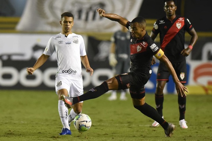 FLOP: O Santos perdeu para o Atlético-GO na Vila. Além do fim da invencibilidade de 12 jogos, a derrota evitou a equipe de entrar no G4 do Brasileirão.