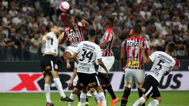 A classificação escapou por muito pouco. Após vencer a primeira partida, no Morumbi, por 1 a 0, o São Paulo estava se classificando, com um empate sem gols, em Itaquera, até o último minuto do jogo, quando tomou um gol de cabeça de Rodriguinho. Nos pênaltis, o Timão se classificou para a final.