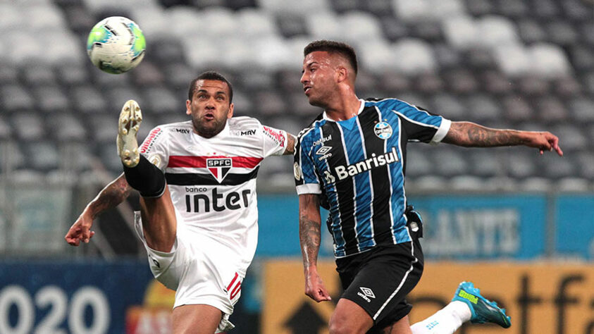 Grêmio: Sobe/Diego Souza - Artilheiro do futebol brasileiro na temporada, foi novamente o ponto alto de uma equipe irregular. Desce/mudança de postura - O Grêmio cedeu campo para o São Paulo jogar, em estratégia que havia tido êxito na Copa do Brasil. Desta vez, o recuo custou muito caro. 