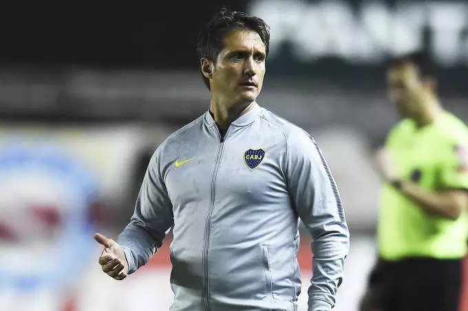 ESQUENTOU - O São Paulo segue na busca por um treinador depois da demissão de Fernando Diniz. A diretoria sonda alguns nomes no mercado e tem preferências por um técnico estrangeiro. Nos últimos dias, os treinadores argentinos Hernán Crespo e Schelotto foram procurados e tiveram reuniões com a cúpula do Tricolor. O interesse no ex-atacante foi noticiado primeiramente no 'GE' e confirmado pelo LANCE!. Ele está atualmente no Defensa y Justicia-ARG. Já Schelotto está sem clube desde que deixou o LA Galaxy-EUA.