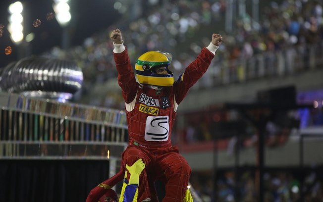 Ayrton Senna: "Acelera, Tijuca"! Foi nessa velocidade que a Unidos da Tijuca, em 2014, reforçou a história do ídolo das pistas na avenida. Após 20 anos da morte do piloto, a Tijuca venceu o Carnaval daquele ano.