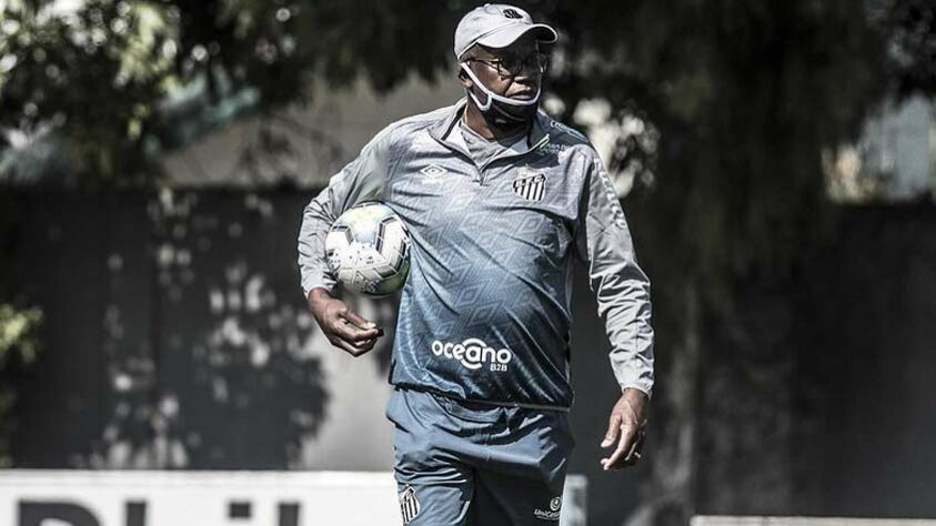 TOP: Logo na chegada, Cuca reintegrou Serginho Chulapa. O ex-atacante é auxiliar permanente do clube, muito querido pelos atletas, mas havia sido afastado pela comissão técnica anterior.