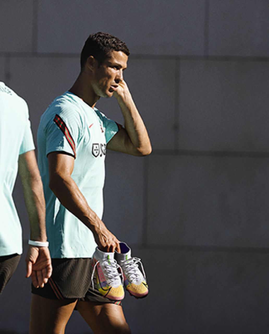 Chuteira do shop cristiano ronaldo cinza