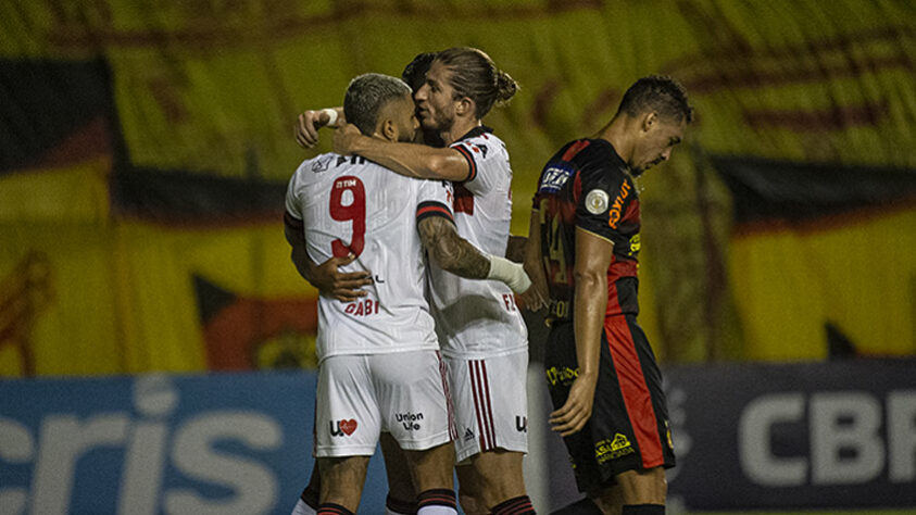 SPORT / SOBE: Para o Sport, fica de positivo a postura no segundo tempo e os lances construídos para incomodar a meta do Flamengo - o que não ocorreu na etapa inicial. O volante Betinho também merece uma menção honrosa, pois voltou a ser lúcido com a bola, mesmo com o atropelo inicial dos visitantes. / DESCE: O primeiro tempo do Sport foi um pesadelo. A estratégia de armar um ferrolho e sair em contragolpes foi prejudicada pelo gol do Fla ainda nos minutos iniciais. Depois, o time de Jair Ventura se perdeu nos encaixes defensivos, deu espaços diante da boa movimentação do Fla e ficou sufocado, perdendo diversas bolas no campo de defesa. 