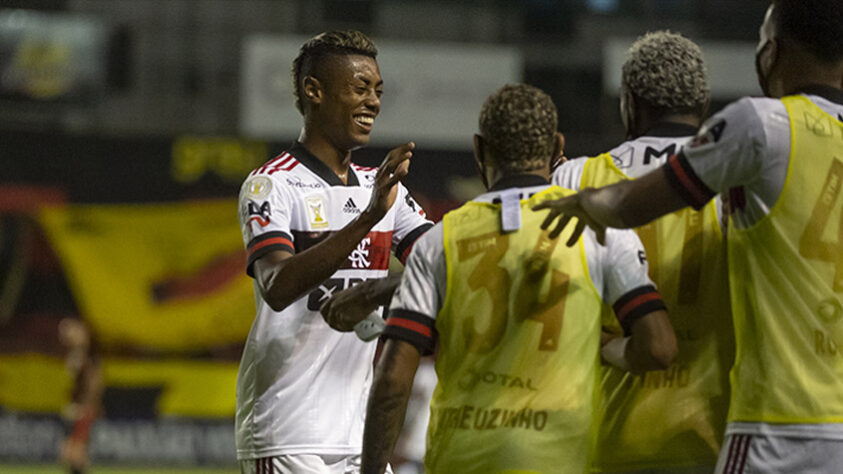 O Flamengo venceu o Sport por 3 a 0, pela 33ª rodada do Brasileiro, na Ilha do Retiro. O time de Rogério Ceni voltou ao segundo lugar com uma ótima atuação coletiva, com gols do badalado trio Gabigol-Bruno Henrique-Pedro. Confira as notas do LANCE! (Por Lazlo Dalfovo - lazlodalfovo@lancenet.com.br).