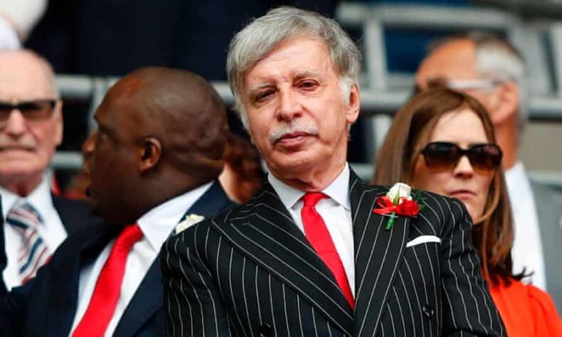 Stan-Kroenke - Arsenal (Inglaterra) - Fortuna avaliada em: 10,7 bilhões de dólares (aproximadamente R$ 80,44 bilhões) - Fonte da renda: Mercado Imobiliário