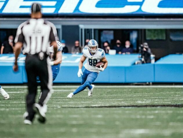 6. T.J. Hockenson (Detroit Lions): Mais uma escolha de 1ª rodada do draft de 2019 que viu sua produção crescer em 2020. Hockenson liderou a NFC em jardas de recepção dentre tight ends, com 723, e foi eleito para seu primeiro Pro Bowl. Com 1,96m de altura e 113kg, o atleta dos Lions tem potencial físico para ser a principal arma ofensiva do novo time de Detroit em 2021.