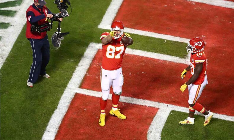 1. Travis Kelce (Kansas City Chiefs): 2020 foi um ano mágico para Kelce. Ganhando o Super Bowl em fevereiro do ano passado e batendo o recorde de jardas recebidas por um tight end na temporada regular seguinte (1416), ele continua selando seu caminho rumo ao hall da fama. O tight end dos Chiefs pode ter perdido o Super Bowl este ano, mas sua produção não para de crescer, e não há motivos para crer que 2021 será diferente.