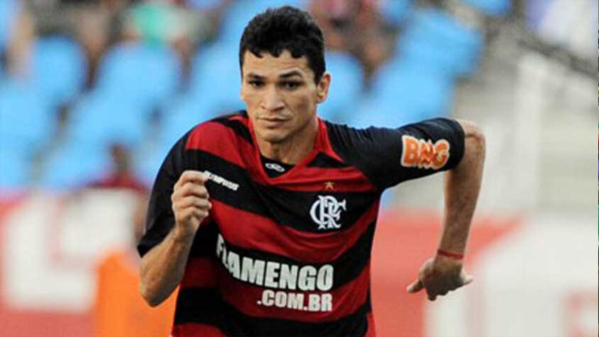 Difícil não pensar no zagueiro Ronaldo Angelim quando se pensa no Campeonato Brasileiro de 2009. Nascido em Porteiras, no Ceará, o defensor marcou o gol do título diante do Grêmio e sua regularidade e personalidade o colocaram na história do clube.