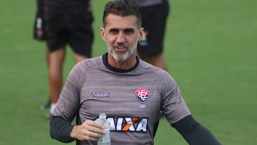 Vitória: Vagner Mancini – De acordo com o site Arena Rubro Negra, Mancini é o treinador que mais vezes comandou a equipe, com 216 jogos. Este número conta partidas oficiais e amistosas. Mesmo sem contar os amistosos, Mancini também é o recordista.