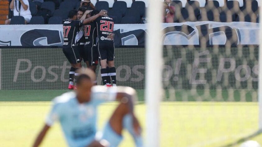 Vasco 1 x 0 Santos - 20/12/2020 - O gol de Carlinhos pôs fim a quase dois meses de jejum do Cruz-Maltino.