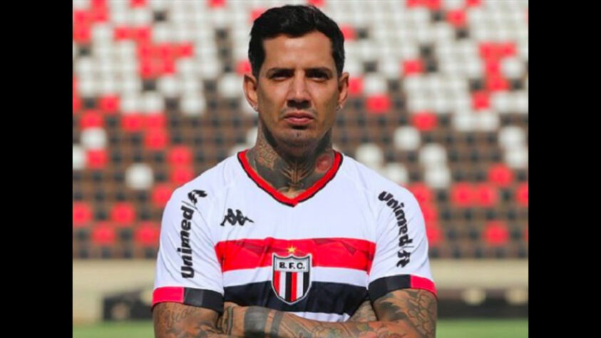 FECHADO - Com passagens por Vitória, Palmeiras e Vasco, o zagueiro Victor Ramos está de casa nova para 2021. O jogador, que também jogou no futebol mexicano, vai atuar no Botafogo-SP 