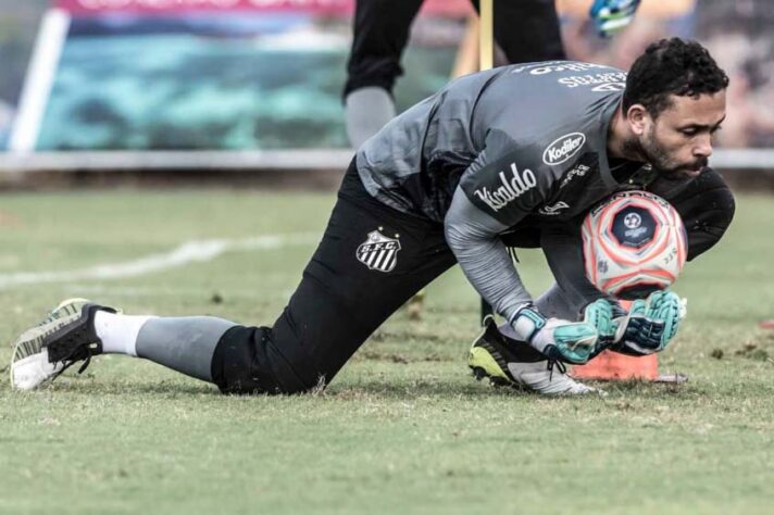 Vladimir - Atrás de John e João Paulo na briga pela vaga de goleiro do Santos, Vladimir se beneficiaria com um empréstimo para outra equipe brasileira.