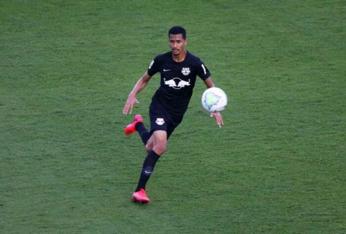 ESQUENTOU - O Red Bull Bragantino deve exercer a opção de compra do lateral-esquerdo Weverson, emprestado pelo São Paulo até o final de fevereiro. A informação foi divulgada inicialmente pelo 'GE' e confirmada pelo LANCE!. A reportagem apurou que o Massa Bruta pretende comprar 70% dos direitos do jogador.