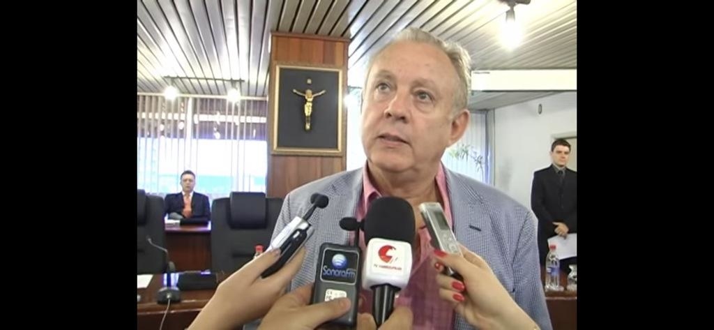 Alexandre Grendene Bartelle, 70 anos - Fortuna estimada em 2,2 bilhões de dólares - Torcedor do Grêmio - Fonte da riqueza: Grendene - 33º colocado na lista de pessoas mais ricas do Brasil, segundo a revista Forbes.