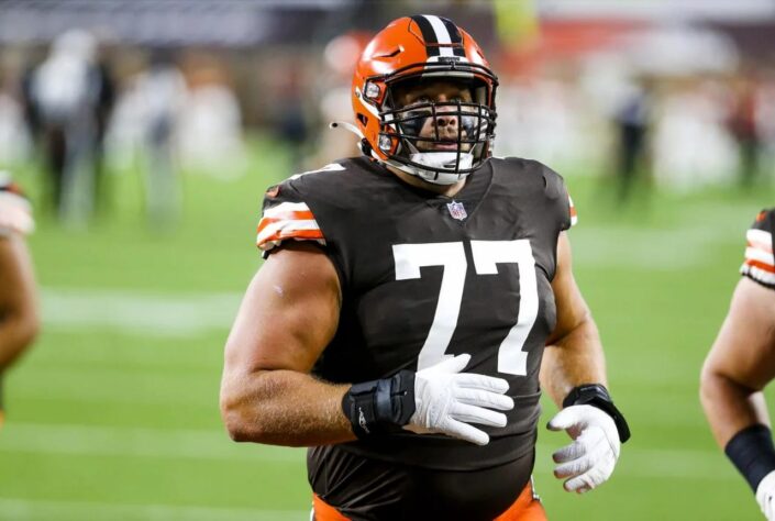 5. Wyatt Teller (Cleveland Browns): Uma das melhores histórias de ascensão de um jogador na NFL, Teller teria sido forte candidato ao título de “Most Improved Player” de 2020 se a liga tivesse essa premiação, como tem a vizinha NBA. De uma nota 56,7 no índice da PFF em 2019, ele pulou para 92,9 no ano passado, suficiente para receber méritos de All-Pro em 2020.