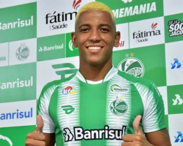FECHADO - Destaque pelo CSA na temporada passada, o atacante Yago Oliveira recebeu a chance de atuar no Juventude, clube que voltou à elite do futebol nacional após 13 anos.