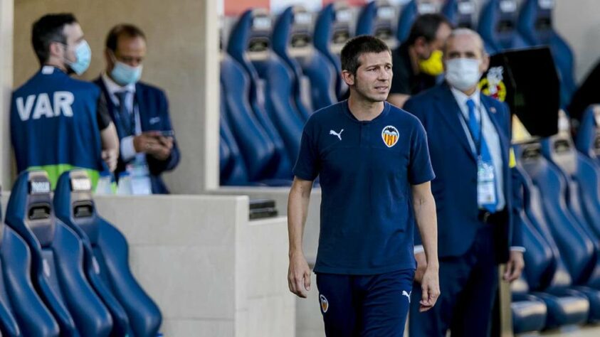 Albert Celades: Treinador espanhol de 45 anos. Treinador adjunto no Real Madrid e na seleção da Espanha, assumiu como técnico do Valencia (ESP) em 2019, mas acabou saindo depois de resultados ruins na volta do futebol após a parada pela pandemia de Covid-19.