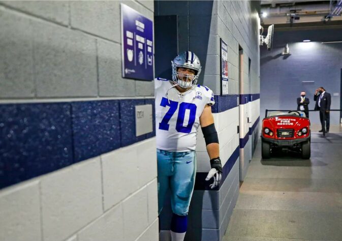 2. Zack Martin (Dallas Cowboys): Mesmo lidando com uma lesão na panturrilha e sendo empurrado para a posição de right tackle graças a múltiplas contusões na linha ofensiva titular de Dallas, Martin recebeu uma nota 91,3 no índice do PFF. Foi a primeira vez em sete anos de carreira que ele não foi indicado ao Pro Bowl nem ao time All-Pro, mas o tempo perdido no departamento médico é o principal culpado.