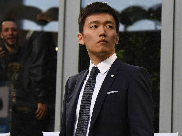 Zhang Jindong - Inter de Milão (Itália) - Fortuna avaliada em: 7,4 bilhões de dólares (aproximadamente R$ 40,94 bilhões) - Fonte da renda: Suning