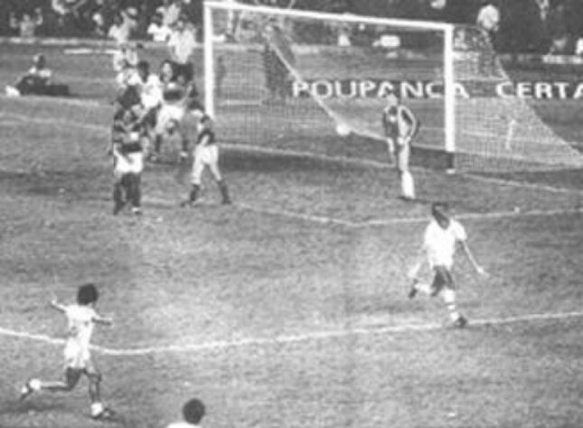 Em 1983,  Fluminense tinha empatado com o Bangu e vencido o Flamengo no triangular final do Carioca. O Tricolor das Laranjeiras precisava de um tropeço banguense contra os já eliminados flamenguistas no título para voltarem a ser campeões. E o Rubro-Negro fez sua parte: com gols de Adílio e Tita, garantiu a conquista tricolor.