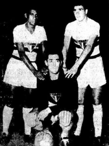 Luís Carlos Bonelli - O goleiro (agachado na foto), atuou pelo São paulo em 1956 e 1957. Fez 52 jogos com a camisa do Tricolor. 