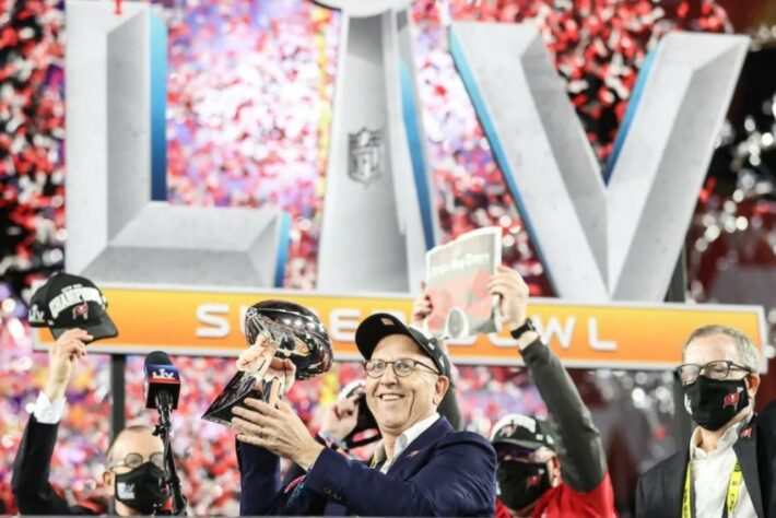 O Super Bowl, disputado no começo de fevereiro de 2021, pôde encher um terço da capacidade máxima do estádio Raymond James, na Flórida. Sob o comando de Tom Brady, o Tampa Bay Buccaneers venceu o Kansas City Chiefs e faturou o campeonato nacional de futebol americano. 