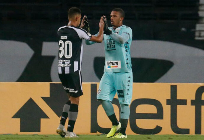 FECHADO - O Botafogo assegurou um nome para a meta pelos próximos anos. Diego Loureiro anunciou, na tarde desta segunda-feira, que renovou o contrato com o clube de General Severiano até maio de 2024. O antigo vínculo com o Glorioso era válido até dezembro de 2021.