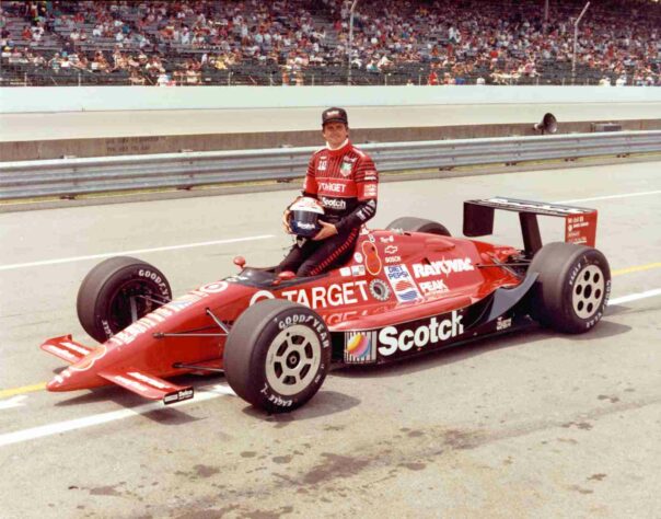 De 1978 a 1989, o americano Eddie Cheever correu na Fórmula 1, por times como Arrows, Alfa Romeo e Renault. A partir de 1990, voltou para a Indy, em seu país natal, e correu por lá até 2006